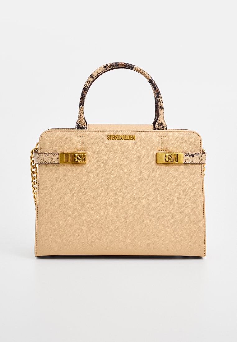 Bolso de mano beige con un diseño estructurado, que presenta una textura suave, herrajes en tono dorado y acentos de estampado de serpiente en los mangos.