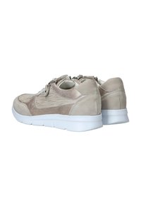 Beige suède sneakers met gestructureerde strepen, ronde neus, witte rubberen zool en dubbele ritssluitingen aan de zijkanten.