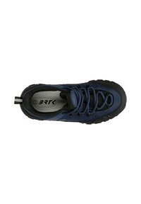 Scarpa da trekking blu navy con suola in gomma nera, parte superiore in mesh testurizzato, lacci neri e logo sulla soletta. Presenta un tab di estrazione sul tallone.