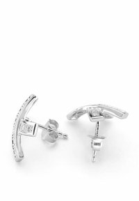 Srebrne uhane s ukrivljenim dizajnom, s kvadratnim poudarkom in majhnimi prozornimi kamni. Gladek tekstura, poliran zaključek.