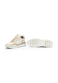 Baskets en cuir beige avec une finition lisse, présentant un design à lacets, un col rembourré et des semelles en caoutchouc blanc avec un motif texturé.