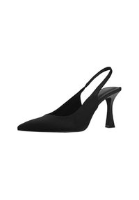 Svart slingback pumps med spetsig tå, tillverkad av slätt tyg. Har en tunn rem och en kraftig klack för stabilitet.