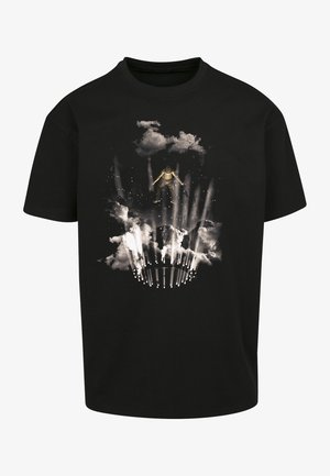 Czarny bawełniany T-shirt z grafiką postaci skaczącej otoczonej chmurami i promieniami światła, tworząc dynamiczny efekt wizualny.