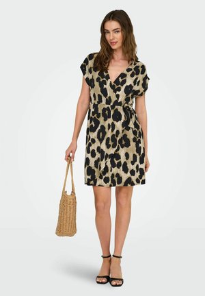 Leopardprint jurk met een V-hals, korte mouwen en een strik taille. Gemaakt van een lichte stof in beige en zwart, gecombineerd met een geweven tas.