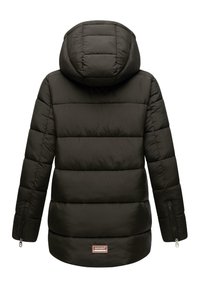 Zwarte donzen jas met capuchon, voorzien van een doorgestikt ontwerp, ritszakken en een genaaide merklap aan de onderkant vooraan. Gladde textuur.