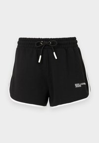 Pantaloni corti sportivi neri realizzati in tessuto morbido, con vita regolabile tramite cordino, strisce laterali bianche e un logo sul lato sinistro.