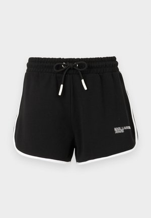 Schwarze Sportshorts aus weichem Stoff, mit einem Kordelzugbund, weißen Seitestreifen und einem Logo auf der linken Seite.