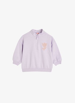 Sweat-shirt lilas avec un col demi-zip, coupe ample et poignets côtelés. Présente un motif floral rose à l'avant. Tissu doux et lisse.