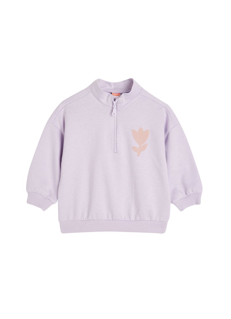 Sudadera lila con cuello de media cremallera, corte holgado y puños acanalados. Presenta un diseño floral en rosa en la parte frontal. Tela suave y lisa.