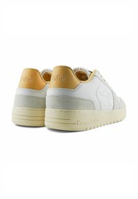 Sneakers bianchi in pelle con dettagli in tonalità tan, tacco in morbida pelle scamosciata, suola testurizzata e logo in rilievo sul retro e sui lati. Design semplice e moderno.