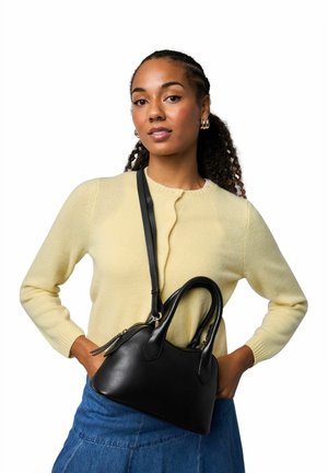 Geantă de mână neagră din piele, cu două mânere și o curea reglabilă. Textură netedă, formă rotunjită și închidere cu fermoar cu accesorii în ton auriu.