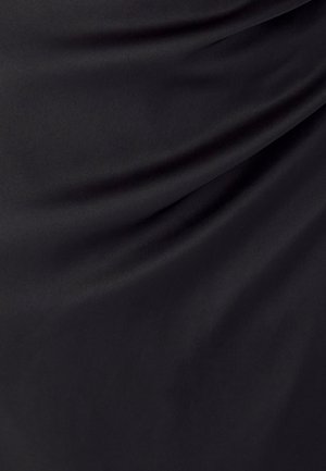 Sile tume kangas pehmete voldide ja peene tekstuuriga, mis näitab loomulikku riputust ja õrnu varjusid.