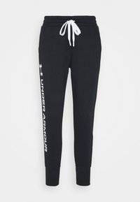 Svarta sweatpants med en avsmalnande ben-design, med en vit dragsko och "UNDER ARMOUR"-logotyp tryckt vertikalt i vitt på vänster sida.
