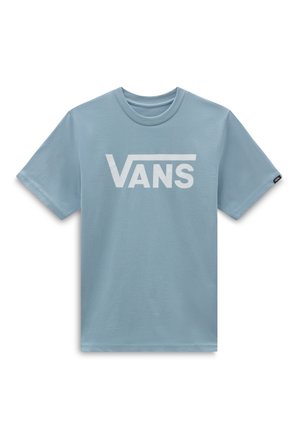 Lyseblå T-shirt med korte ærmer og rund halsudskæring med hvidt "VANS"-logo centreret på brystet og en lille sort mærkat på venstre ærme.