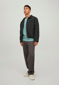 Jack & Jones UNISEX JCOOUNCE COACH  - Giacca da mezza stagione - black