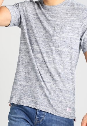 Grå og blåstribet T-shirt med korte ærmer, rund halsudskæring og en lille brystlomme. Blød tekstur, afslappet pasform og en label på kanten.