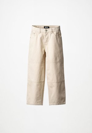 Beige vide benbukser med frontknap og lynlåslukning, bæltestropper, forlommer og sydde knæpaneler.