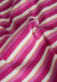 Textil, váltakozó magenta, világos rózsaszín, fehér és narancs csíkokkal. Az anyagnak bordázott textúrája van, ami mélységet ad a dizájnnak.