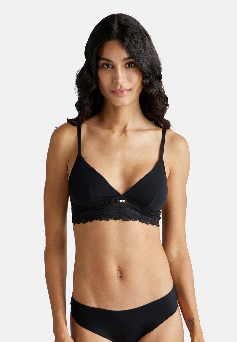 Bralette nera con rifiniture in pizzo e scollatura profonda, dotata di spalline regolabili e un accento in metallo dorato al centro.