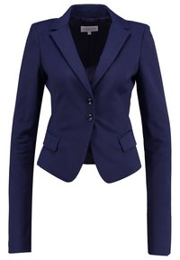 Blazer su misura blu navy con chiusura a un bottone, collo a rever e due tasche frontali. Tessuto liscio con una vestibilità strutturata.