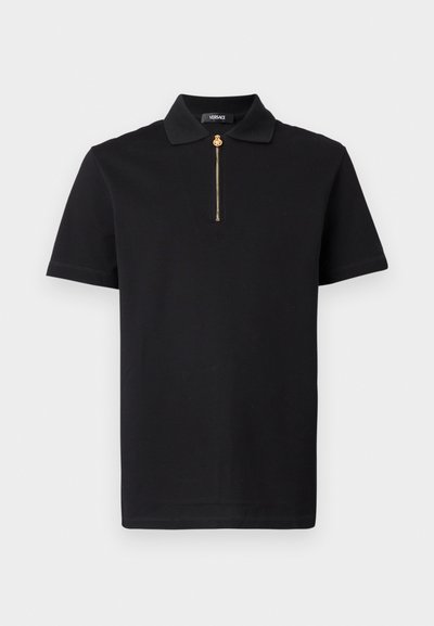 Juoda polo marškinėliai trumpomis rankovėmis, su užtrauktuku apykaklėje ir auksiniu detalės akcentu. Pagaminti iš lygaus, lengvo audinio.