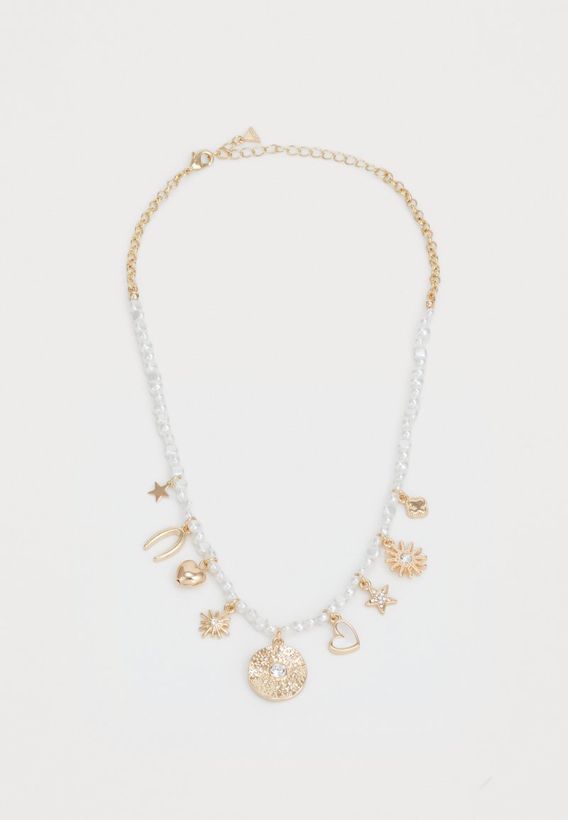 Guld kædedyse med hvide perle accenter, prydet med forskellige charms: stjerne, hjerte, hestesko, sol og en struktureret rund medaljon med en rhinsten.
