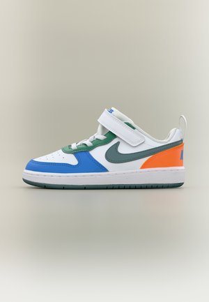 Biały sneaker z niebieskimi, zielonymi i pomarańczowymi akcentami, zielonym logo Nike, białymi sznurowadłami i białym paskiem na rzep na neutralnym tle.