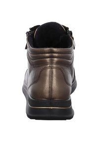 Braune Leder-Ankle-Boots mit strukturiertem Finish, gepolstertem Kragen, schwarzem Innenraum und flexibler schwarzer Sohle mit goldenen Akzenten.