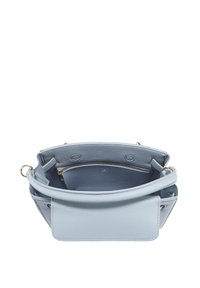 Svijetloplava kožna torba s teksturiranim završetkom, unutarnjim džepom na patentni zatvarač i zlatnim detaljima. Otvoreni vrh otkriva prostranu glavnu komoru.