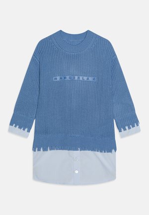 Blauwe gebreide trui met lange mouwen, franjes aan de onderrand en een lichtblauwe onderlaag die op een shirt lijkt. Heeft een gestructureerde afwerking en een logo-ontwerp.