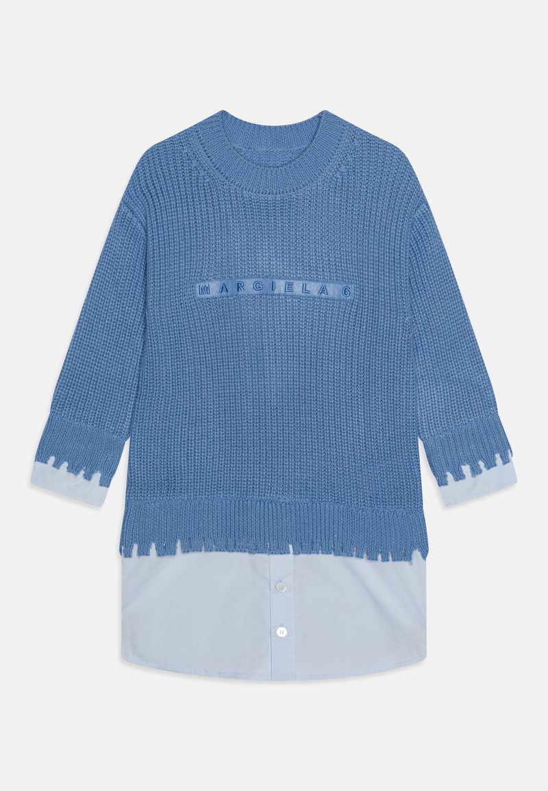 Zila adīta džemperis ar gariem piedurknēm, frizēta apmale un krekliem līdzīgs gaiši zils apakšslānis. Satur strukturētu apdari un logotipa dizainu.