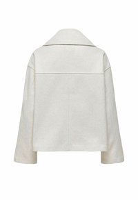 Veste en laine écrue avec un large col et des manches longues, vue de dos avec des détails de coutures minimaux.