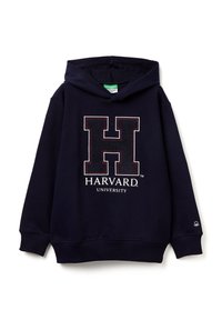 Námořnická modrá mikina s kapucí vyrobená z bavlněné směsi, s velkým červeným logem "H" a textem "HARVARD UNIVERSITY" v bílé barvě pod ním.