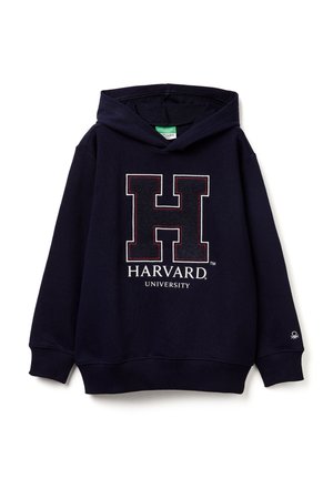 Sudadera con capucha azul marino hecha de una mezcla de algodón, que presenta un gran logotipo rojo “H” y el texto “HARVARD UNIVERSITY” en blanco debajo.
