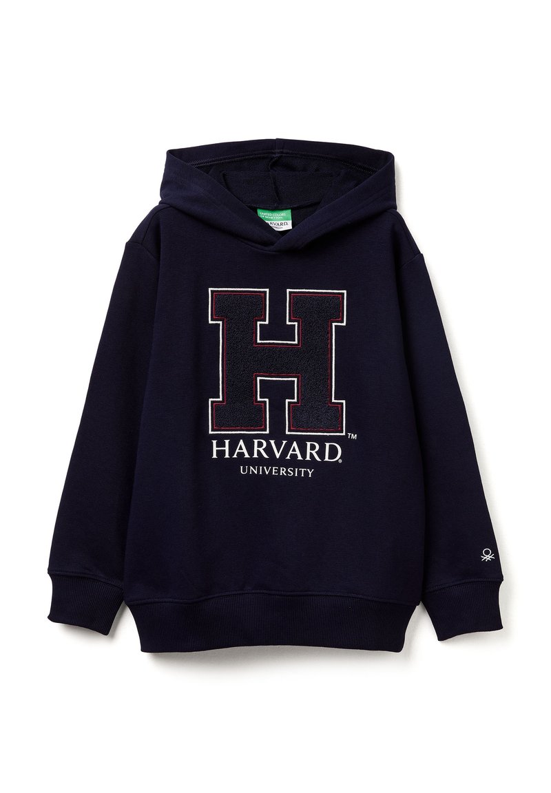 Námořnická modrá mikina s kapucí vyrobená z bavlněné směsi, s velkým červeným logem "H" a textem "HARVARD UNIVERSITY" v bílé barvě pod ním.