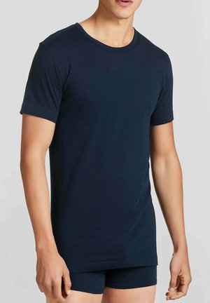 T-shirt in cotone blu navy con scollo rotondo e maniche corte, caratterizzata da una vestibilità leggermente ampia e una texture liscia.