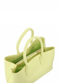 Borsa a mano in ecopelle gialla con due manici, chiusura con zip e fodera interna verde. Presenta una forma strutturata e un hardware minimale.