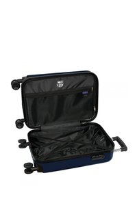 Valigia rigida di colore blu navy con interno nero; dotata di quattro ruote, manico retrattile e tasca in rete con zip.