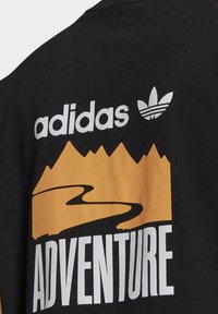 Czarny bawełniany t-shirt z białym logo "adidas", z pomarańczową grafiką góry i wyrazistym białym napisem "ADVENTURE".