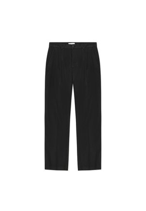 Μαύρο παντελόνι με ίσια γραμμή, κατασκευασμένο από λείο ύφασμα. Διαθέτει δύο μπροστινές τσέπες και κλείνει με ένα κουμπί, με πιεσμένες πιέτες.