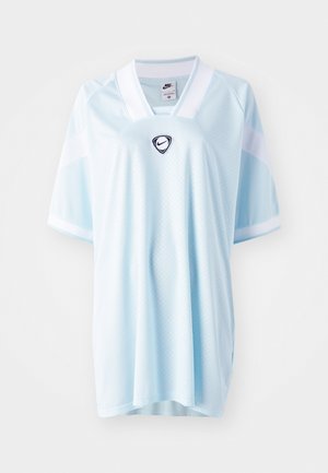 Camisa Nike de azul claro com decote em V, mangas curtas e um logotipo preto da Nike ao centro. Feita de um tecido respirável e texturizado.