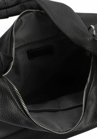Borsa a tracolla in pelle nera con esterno texturizzato, chiusura con zip argentata e fodera in tessuto. Presenta una tasca interna con zip e un branding minimalista.
