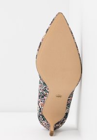 Wzorzyste buty na wysokim obcasie z wąskim noskiem, zdobione florystycznym motywem w odcieniach różu, zieleni i żółci na ciemnym tle. Gładka beżowa podeszwa.