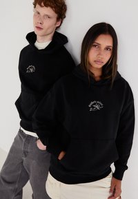 Jack & Jones JORSOLACE HOOD UNISEX - Ikdienas džemperis - caviar