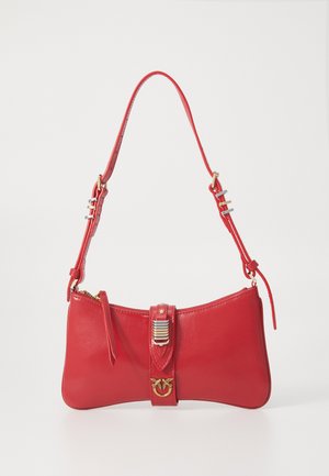 Rdeča usnjena torbica z ravnim, oblikovanim kot lok. Ima zlat ključ in nastavljiv trak z srebrnimi poudarki. Zadrga za zapiranje na vrhu.