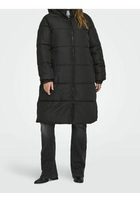 Zwarte pufferjas met capuchon, voorzien van een ritssluiting en een horizontaal stikselpatroon. Afgewerkt met elastische manchetten en een middellange ontwerpen.