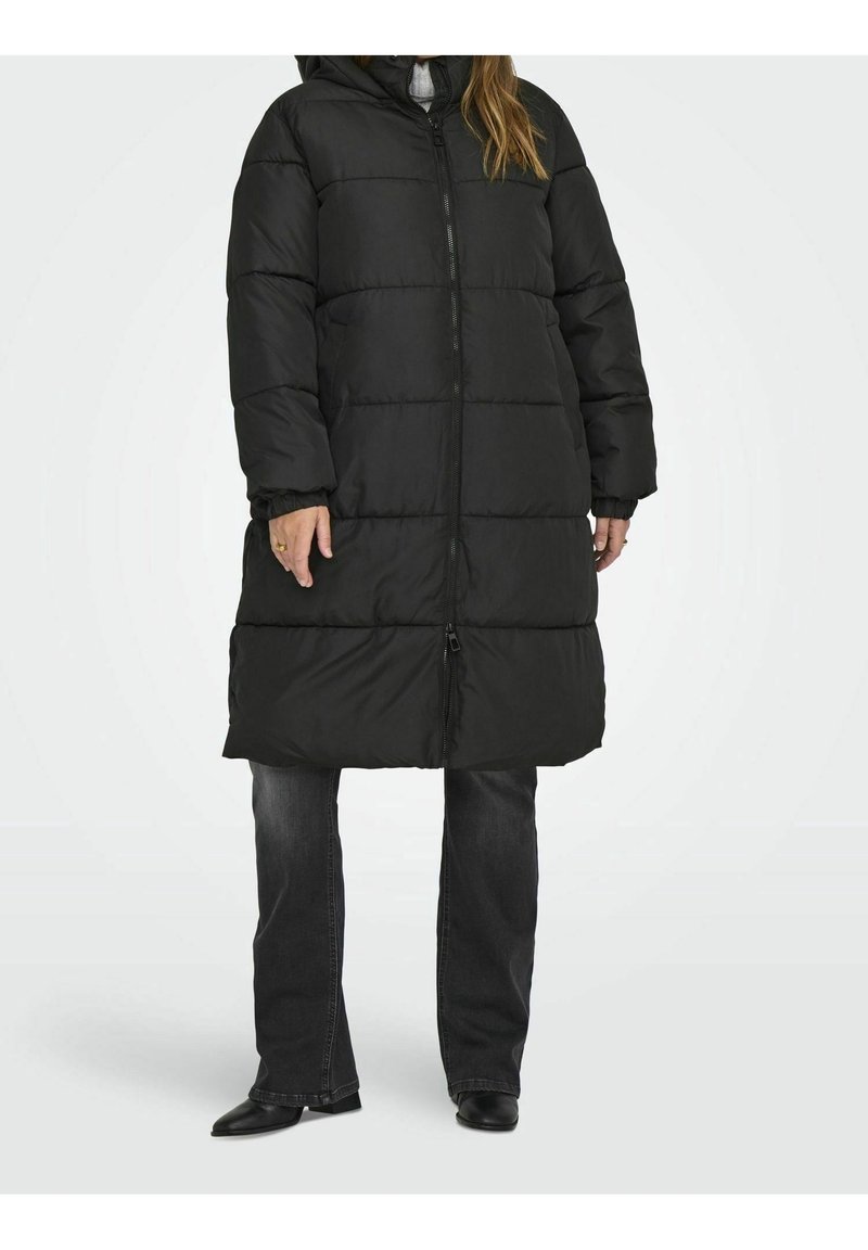 Zwarte pufferjas met capuchon, voorzien van een ritssluiting en een horizontaal stikselpatroon. Afgewerkt met elastische manchetten en een middellange ontwerpen.