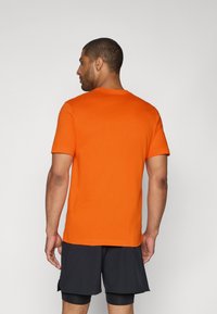 Korte mouwen, ronde hals t-shirt in fel oranje katoen, met een eenvoudige ontwerp, rechte zoom en een relaxte pasvorm.