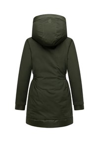 Hætteparka i mørkegrøn, med indsnøret talje, glat tekstur og ribbekanter, samt sømdetaljer på ryggen.