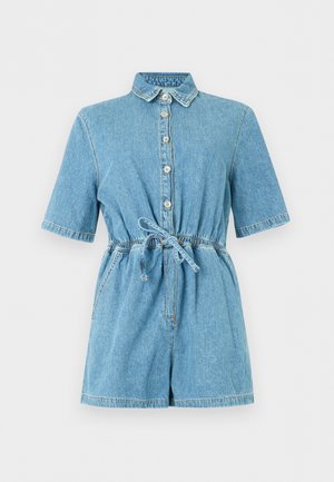 Combinaison courte en denim bleu clair à manches courtes avec fermeture boutonnée devant, col poitrine, poches latérales et taille ajustable avec cordon de serrage.